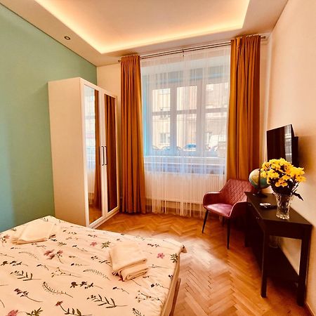 פראג Moderni Apartman Na Hluboke V Praze - Idealni Pro 4 מראה חיצוני תמונה